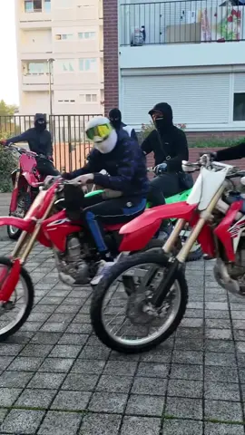 ATTENTION BitumeAddict1 n’est pas là pour inciter les rodéos urbains⚠️ #yamaha #kawasaki #honda #suzuki #bikelife 