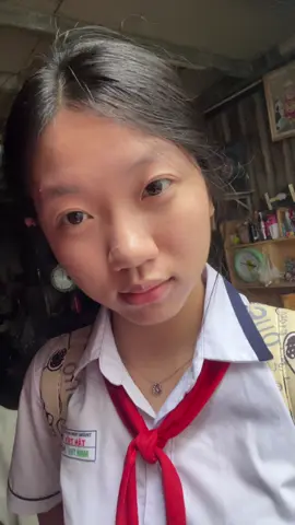 còn đeo khăn quàng😞