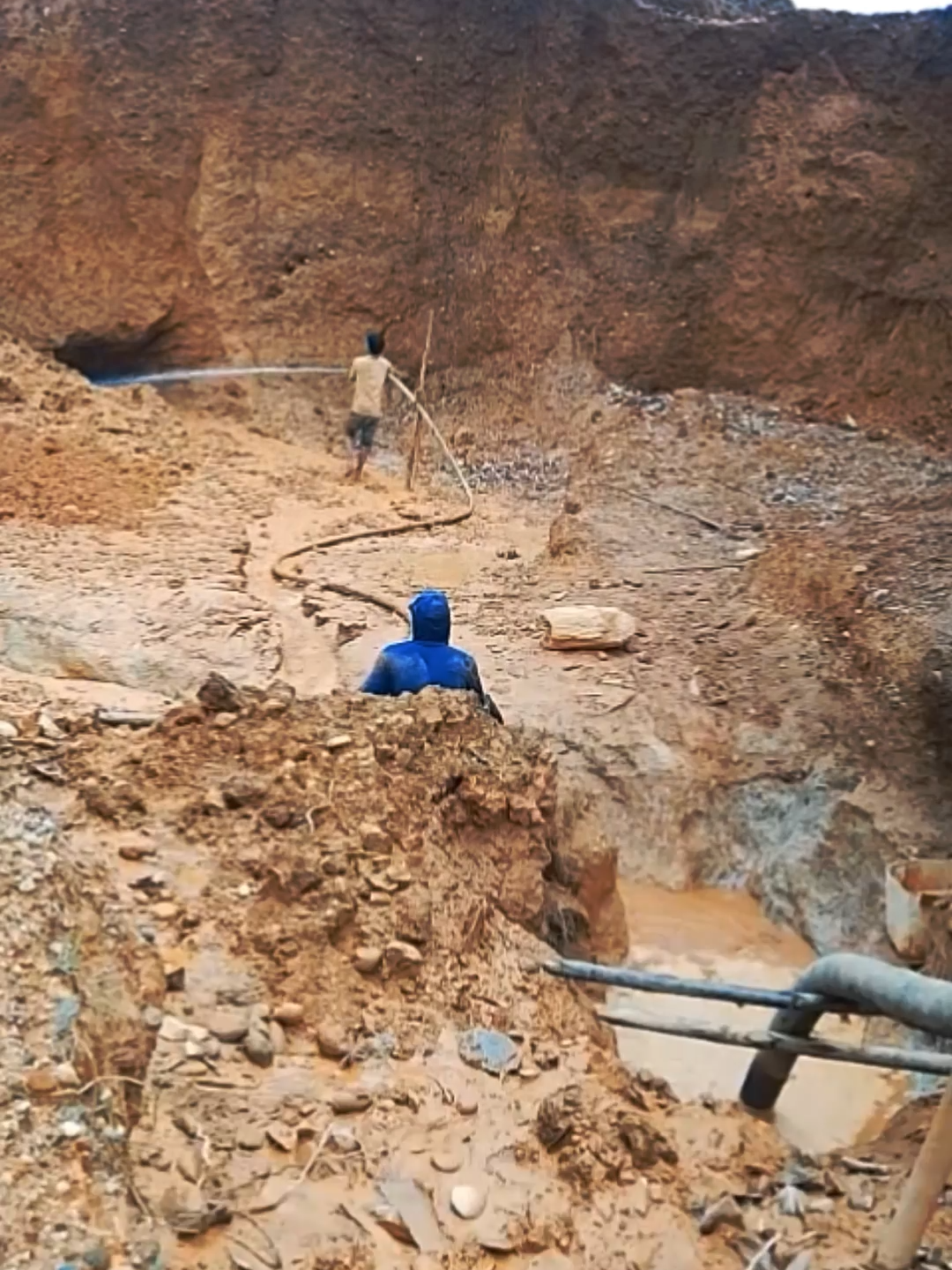 Mining gold on this rich land！！！#GoldSelectionshaker#Separationshaker#Sandgoldshaker#Mineralprocessingshaker#GoldPanningShaker#GoldPanningEquipment#GoldPanning#GoldMine#Vibratingscreen#GoldSelectionEquipment#equipmentmanufacturers #Indonesia#Malaysia