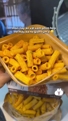 Vừa ăn vừa nhăm nhi xem phim coi bộ hợp nha #nuichiengion #snacktuoitho #xuhuongtiktok #viral #anvattiktok 