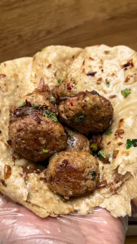 One Bite Mini Kabab💟 . Ingredients ⬇️ Boneless chicken Ginger Garlic Onion  Green Coriander  SPICES Kashmiri chilli Crushed Redchilli  Blackpaper  Coriander powder  Salt <Make a mini Kabab Shape> <Fry on low medium flame> Onion Green chilli Green coriander  Hot Spice mix Cumin seeds . #cookingbyaqsa #reel #food #Foodie #foodies      