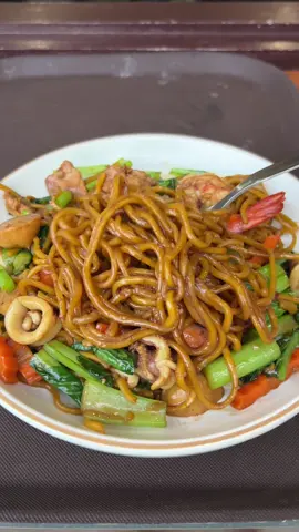 พร้อมเสิร์ฟมีทุกวันเลยค่ะ  ไม่สะดวกมาที่ร้านก็สั่งผ่านเดลิเวอรี่ได้นะคะ ไม่ต้องลงใต้ก็ได้กิน  #ผั#ผัดหมี่เหลืองใต้ั#ผัดซีอิ๊วา#สาวพังงาแกงใต้