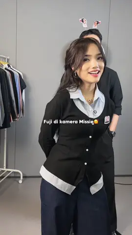 Cantik banget ka Fuji pake Elanor grey 3> #outfitkuliah #fypgaknii #kemejakuliah #kemejakoreanstyle #fujian 