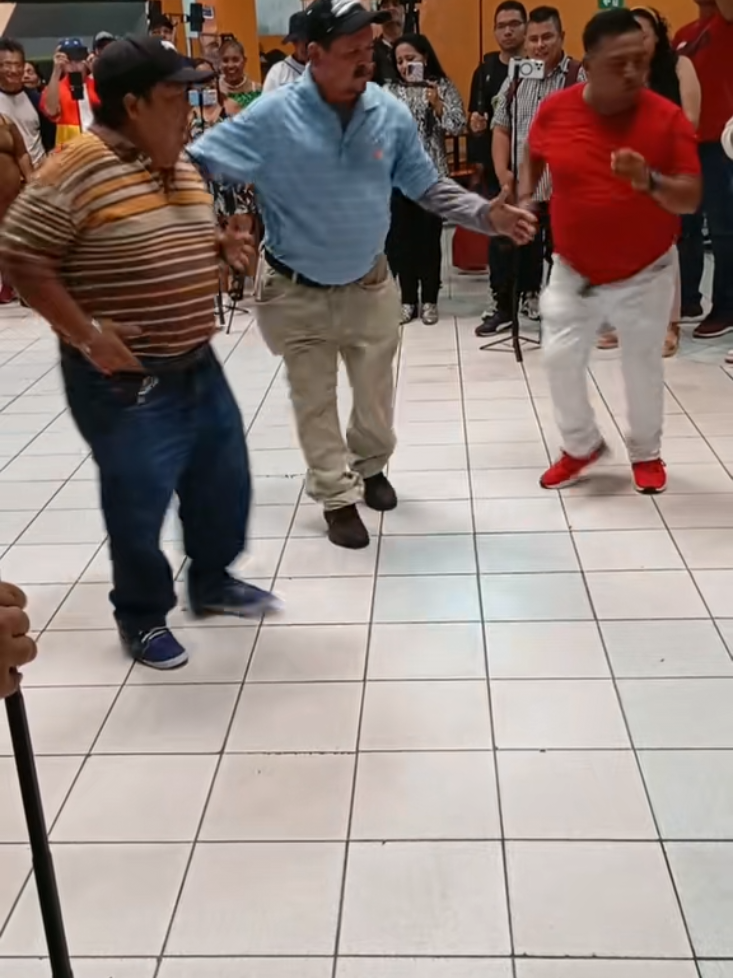 #elsalvador #plazalibertad🇸🇻🇸🇻🇸🇻🇸🇻 #JOSELITO #Cumbia 