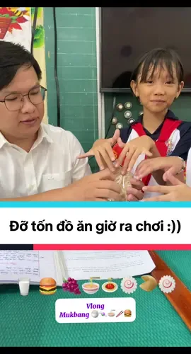 Thế là ra chơi thầy đỡ tốn đồ ăn :)) #giaoviengenz #hocsinhgioi #giaovien #mukbang 