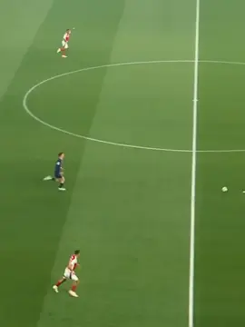 Who's Best Defender in the world right now #Arsenal #arsenalfans #gunners #goatkaarsenal #arsenalfamily♥️⚪️☠️ 