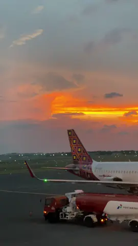 sunset at juanda internasional airport #batikair #airasia #sunset #fyp #masukberanda 