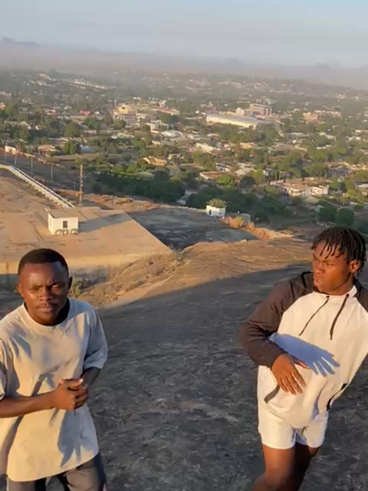 Todas as Quartas feiras agente corre +/- 5 Kilomentros. saimos da Residencial Fénix até o Control. A corrida traz diversos benefícios para o corpo e a mente. Aqui estão os principais: Saúde cardiovascular: Melhora a circulação, fortalece o coração e reduz o risco de doenças cardíacas. Controle de peso: Queima calorias, ajudando na perda ou manutenção do peso. Fortalecimento muscular: Trabalha pernas, glúteos e core, aumentando força e resistência. Saúde mental: Libera endorfinas, reduzindo estresse, ansiedade e depressão, além de melhorar o humor. Melhora do sono: Ajuda a regular o sono, promovendo noites mais descansadas. Aumento da energia: Eleva os níveis de energia e disposição no dia a dia. Fortalecimento ósseo: Estimula a densidade óssea, prevenindo osteoporose. Imunidade: Fortalece o sistema imunológico com prática regular e moderada. Longevidade: Estudos associam a corrida regular a uma vida mais longa e saudável. Disciplina e foco: Promove autoconfiança e resiliência mental ao atingir metas.