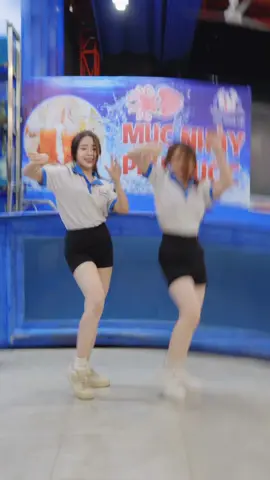Quẩy trên beat của vina… cùng thuỷ thủ mặt trăng và rùa kini #dance #vinahouse #haisanhuyhungloi2 #thuythumattrang #ruakini @Hải Sản HUY HƯNG LỢI - Tiểu My 