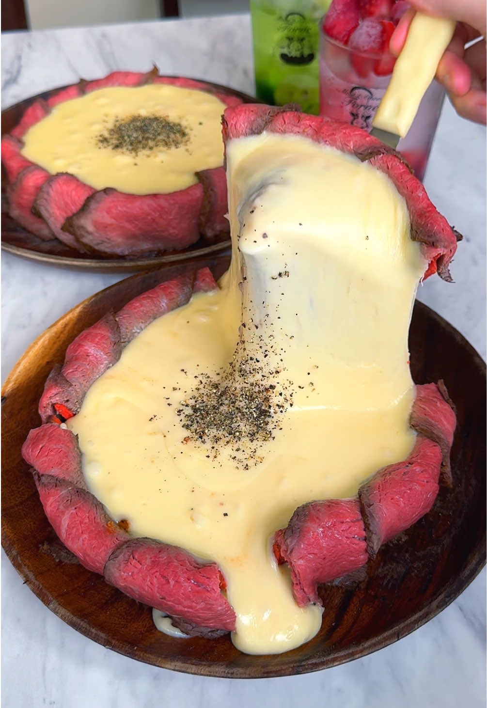 原価率70%の大赤字サーロイン肉シカゴピザ🥩🧀 特製ピザ生地に北海道産サーロインのローストビーフを巻いて、とろけるチーズをたっぷり流し込んだボリューム満点の一品！ お肉めちゃくちゃ柔らかくてジューシーだし濃厚なチーズや中に隠れたBBQソースとの相性も良すぎた🍕 📍中目黒「Meat&Cheese Forne」 #東京グルメ #中目黒グルメ #中目黒ランチ #cheese #pizza 
