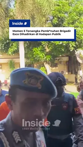Lima tersangka pembunuhan Brigadir Esco untuk pertama kalinya dihadirkan di hadapa umum pada Kamis, (16/10) sore di Polres Lombok Barat. Sebelumnya, polisi telah menambah empat tersangka baru yang diduga membantu R dalam pembunuhan berencana Brigadir Esco. Berikut momentumnya.