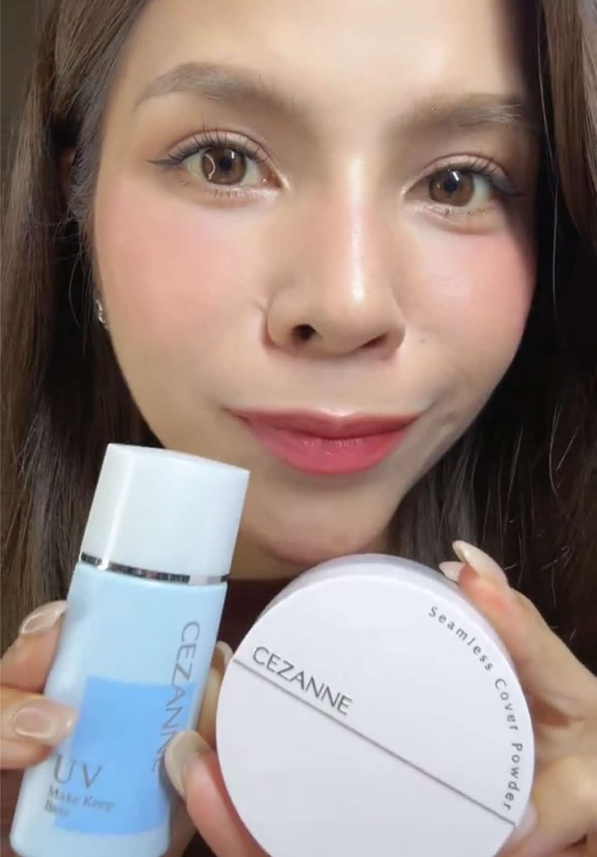 ไอเท็มที่คนผิวเหลืองต้องเลิฟ💕 ผิวไม่ดรอป ไบร์ทตลอดวัน ✨ #รีวิวบิวตี้ #สอนแต่งหน้า #เบสฟ้าเซซานน์ #แป้งแอร์เบาผิว #CEZANNEThailand 