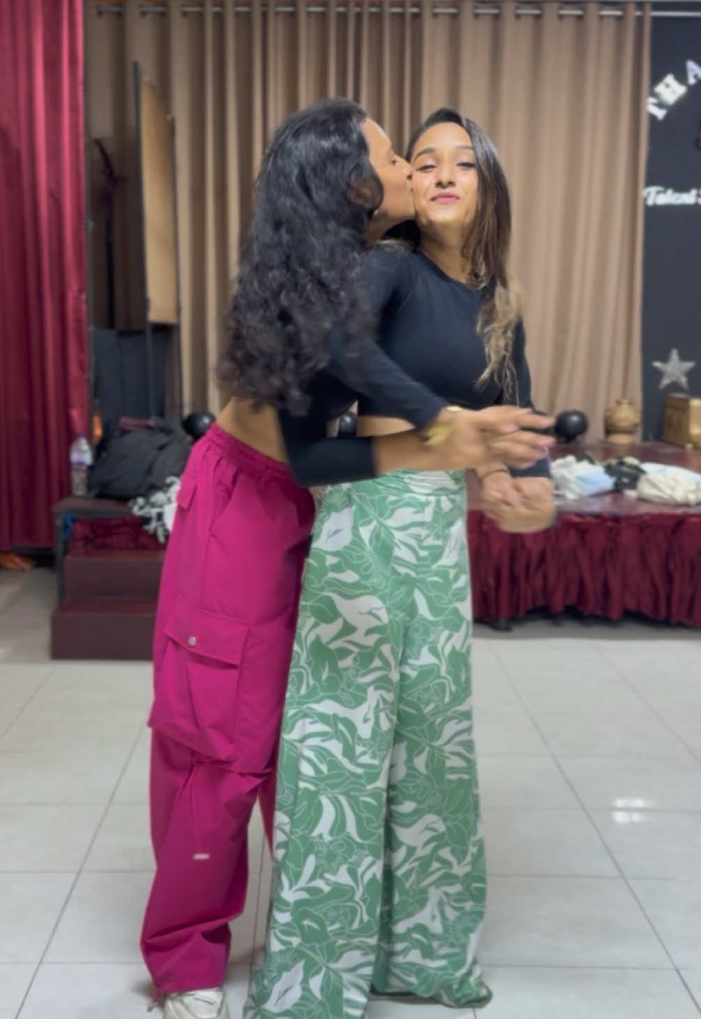 අනේ ඒ දෙන්නා! 😘 Tel : 71 375 6616 | 76 979 3035  @LP_Dancestudio    #fyp #trending #viral #trending #lpds 