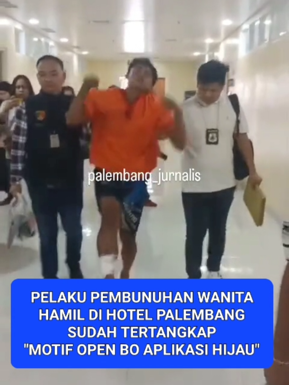 Pelaku pembunuhan wanita hamil di salah satu kamar  Hotel Lendosis Palembang pada hari, Sabtu (11/10/2025) akhirnya berhasil ditangkap oleh Polisi Polda Sumsel di Desa Sidomulyo Jalur 18 Jembatan IV , Kecamatan Muara Padang, Musi Banyuasin, Sumatera Selatan, pada hari, Rabu (15/10/2025). Menurut pengakuan pelaku pembunuhan Febrianto (22) karena Kesepakatan untuk 2 kali layanan Hubungan Badan tidak dipenuhi oleh korban, bahkan pelaku di minta untuk keluar kamar, padahal sebelumnya sudah terjadi kesepakatan Rp.300.000,- untuk 2 kali pelayanan, mendengar hal tersebut pelaku naik pitam hingga melakukan tindakan kejinya. Setelah memastikan korban tidak bergerak, pelaku menggasak handphone dan sepeda motor korban dan melarikan diri ke Banyuasin. Akibat aksinya tersebut Febrianto dijerat dengan pasal 338 KUHP dan/atau pasal 365 ayat (3) KUHP dengan ancaman penjara seumur hidup atau pidana mati. Pelaku yang ber profesi sebagai buruh harian lepas tersebut harus memperganggung jawabkan perbuatannya, dan saat ini mendekam di tahanan Polda Sumsel. Sumber TT : @infopalembang_belagak  #kriminal #wanitahamil #palembang #hotel #viral 