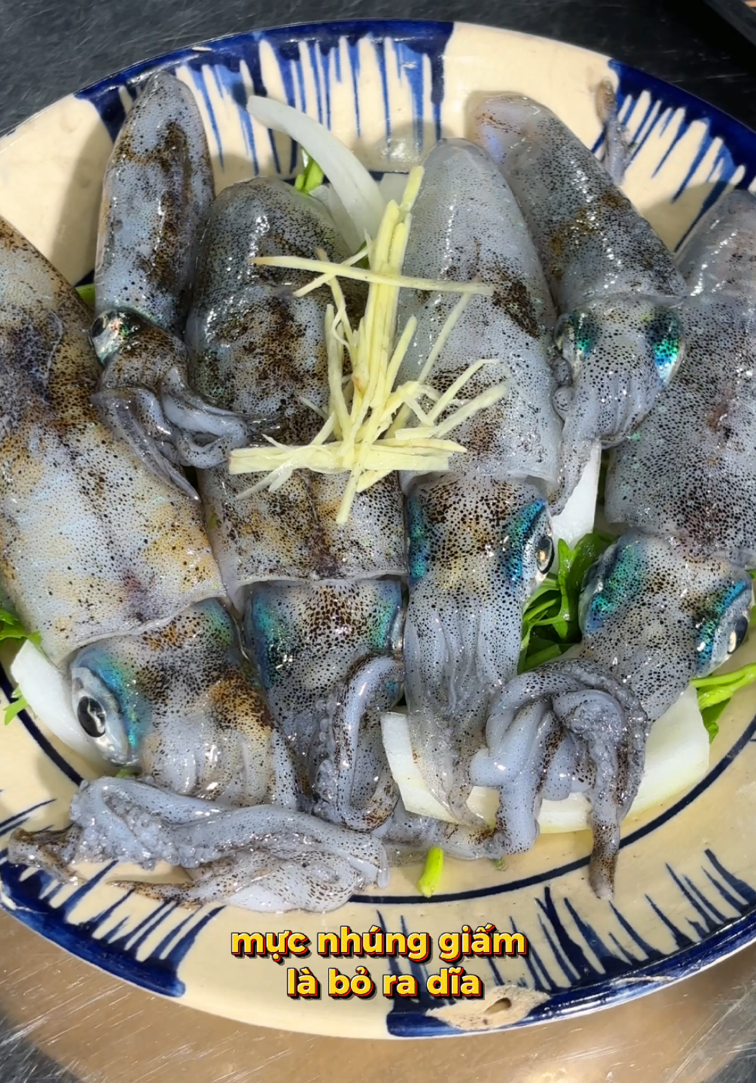 mực nấy tươi rói nhúng dấm là y bài #TikTokAwardsVN #haisanmot #Foodie #food 