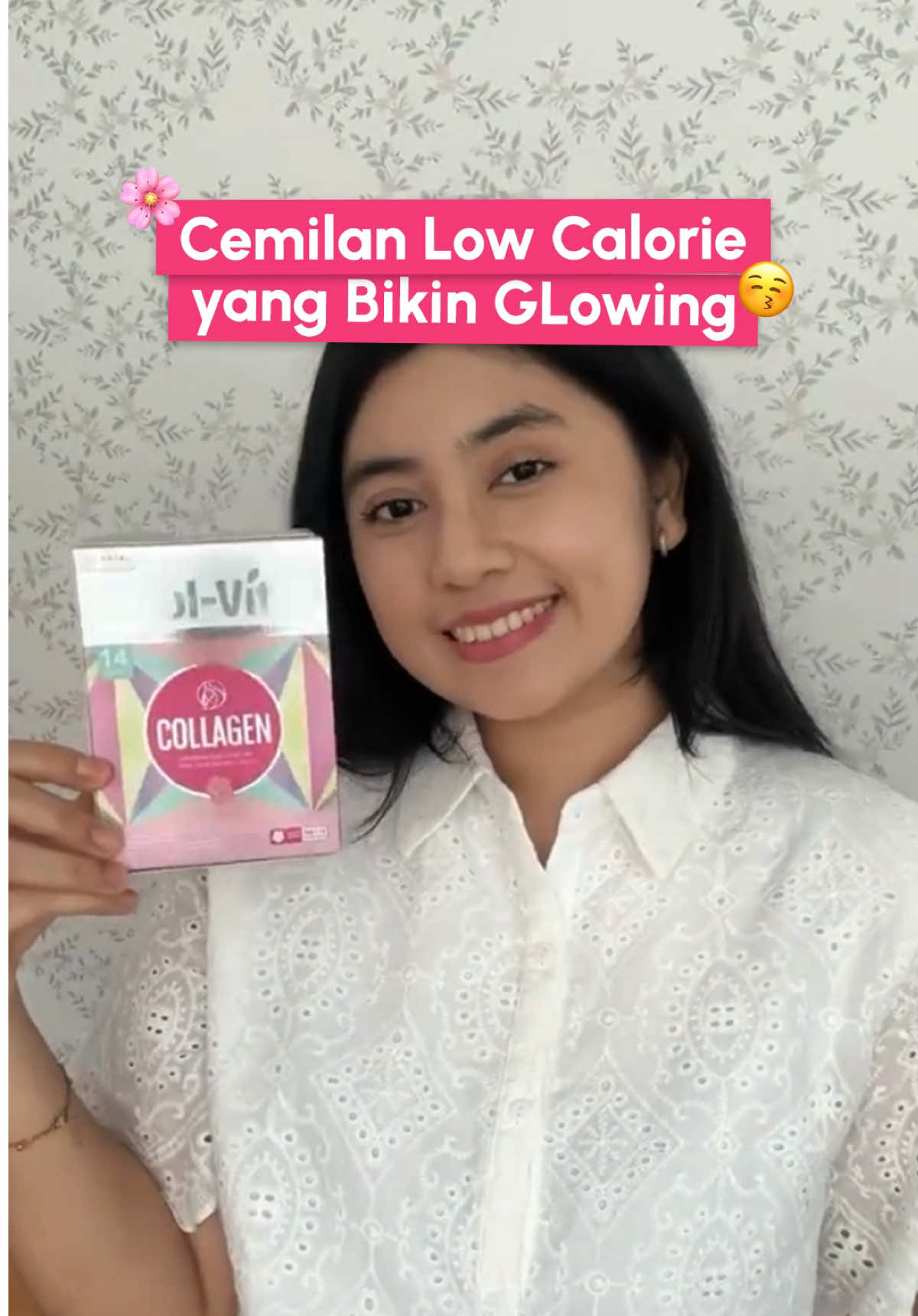 Cemilan bukan sembarang cemilan nih! Cemilan yang jaga kesehatan kulit, rambut, kuku sekaligus glowing, bentuk suplemennya gummy kayak gini lucu banget!😋💖 #Coolvita #CollagenGummy #UntukSehatmuCoolvitaDulu #CoolvitaCollagen #KulitCerah 