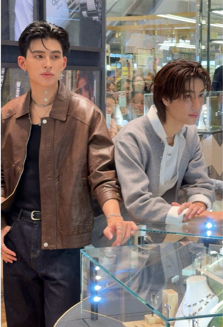 ปอนด์-ณราวิชญ์ และ ภูวินทร์-ตั้งศักดิ์ยืน สองนักแสดงหนุ่มเข้าร่วมเยี่ยมชมงานเปิดสาขาใหม่ของ AMP Monaco แบรนด์ดังจากประเทศโมนาโก ที่ได้มาเปิดสาขาใหม่ที่ Siam Paragon พร้อมตอบคำถาม “ไอเท็มไหนของ APM ที่คุณชอบมากที่สุด”  #ELLEMENReport #ELLEMENThailand #AMPMonaco  #phuwintang #ppnaravit 