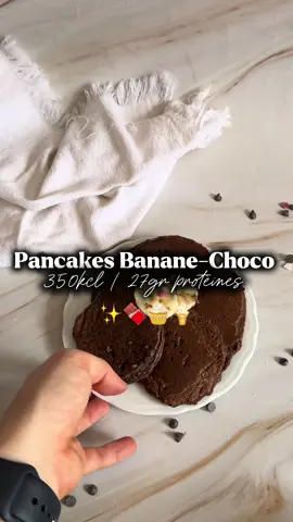 ✨ Fluffy, chocolatés, riches en protéines… le combo parfait pour ton petit-déj. Ingrédients : * 30 g flocons d’avoine mixés en farine * 50 g banane écrasée * 20 g whey chocolat * 1 œuf * 40 g fromage blanc 0% * 5 g cacao en poudre * 1 c. à c. levure chimique * 20–30 ml d’eau ou lait Instructions : 1. Mixe l’avoine en farine puis ajoute la banane écrasée, l’œuf, le fromage blanc, la whey et le cacao. 2. Ajoute la levure et un peu d’eau/lait jusqu’à obtenir une pâte lisse. 3. Fais cuire à la poêle sur feu moyen 2–3 min de chaque côté. 4. Empile, ajoute un topping (banane, chocolat fondu, yaourt…). Macros : 350 kcal – 27 g protéines – 40 g glucides – 8 g lipides #pancakes  #recettefacile #proteindessert #highprotein #healthysnack    