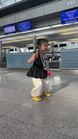 Set áo yếm chấm bi phối quần suông cho bé gái size từ 8–30kg