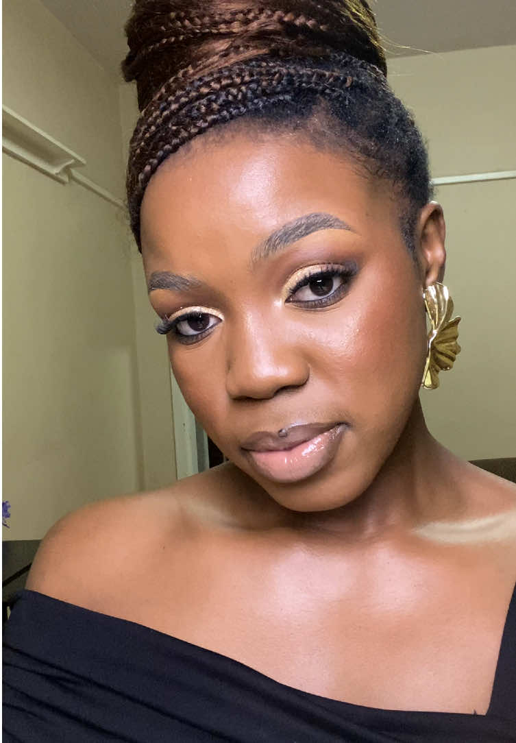 The face behind the brush🎨💋 I am Pretoria based Makeup Artist. For bookings kindly contact: 0️⃣6️⃣7️⃣2️⃣7️⃣0️⃣2️⃣4️⃣9️⃣5️⃣ #fypシ゚ #pretoriabasedmakeupartist #softglammua #viraltiktok #pretoriatiktok 