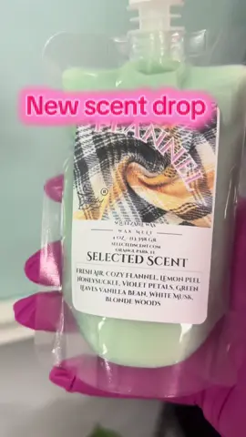 Flannel scented squeezable wax melts. Made with coconut soy wax and non toxic fragrance. #squeezablewaxmelts #shopsmallbusiness #waxmelts #christmasscents #womenownedbusiness 