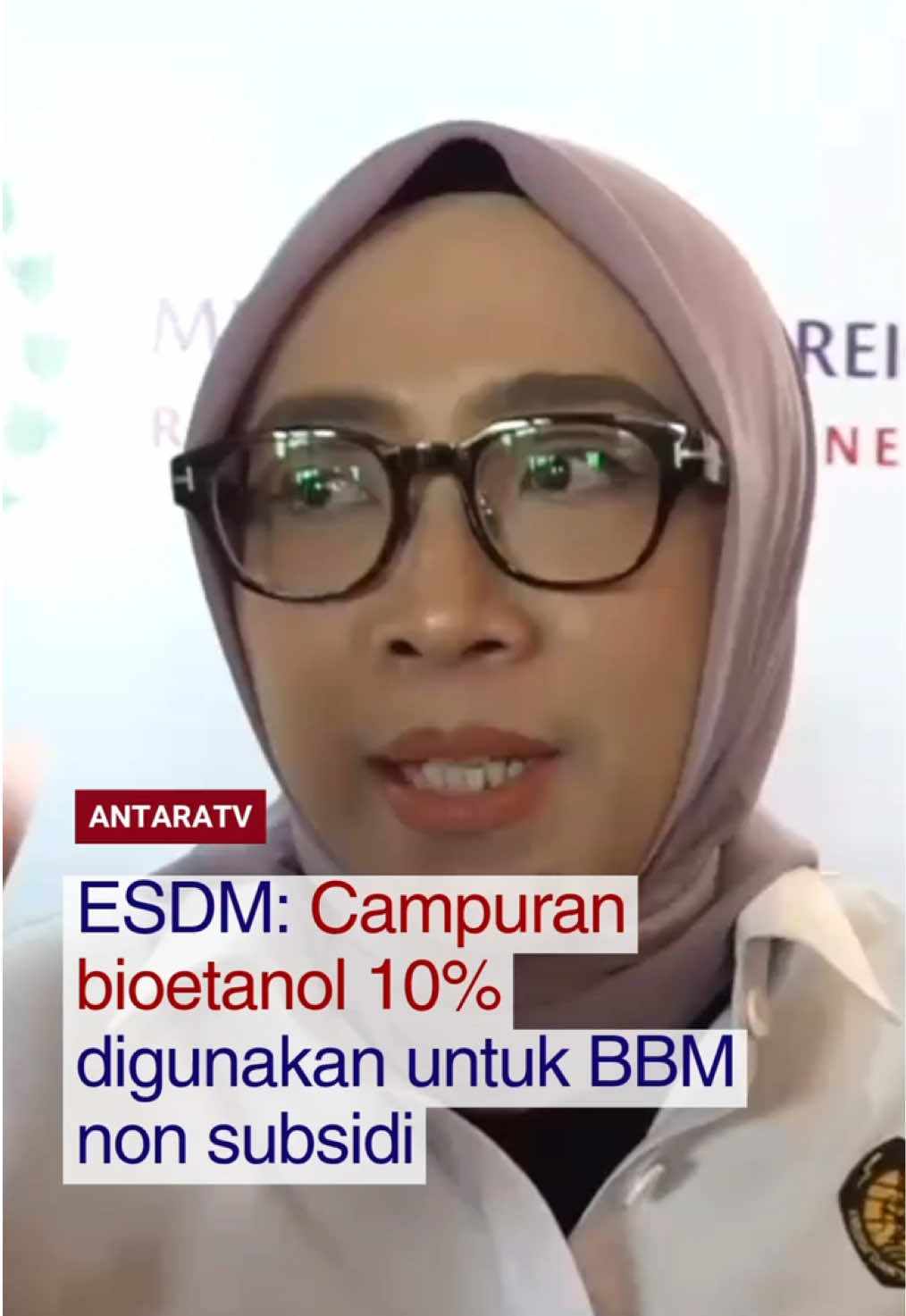 Kementerian Energi dan Sumber Daya Mineral (ESDM) menargetkan penerapan kewajiban atau mandatori campuran bioetanol 10 persen dalam bahan bakar minyak (BBM) diberlakukan pada tahun 2028. Direktur Jenderal Energi Baru, Terbarukan, dan Konservasi Energi (EBTKE) ESDM Eniya Listiani di Tangerang, Kamis (16/10) menyatakan bioetanol ditargetkan penggunaanya untuk yang minyak tidak bersubsidi. Simak berita terkini dan program-program menarik Antara TV di youtube Antara TV Indonesia dan antaranews.com/video! Video: Azhfar Muhammad/ Irfan Hardiansyah #BBM #bensin #esdm #energi #bensin    
