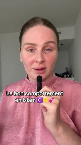 Le bon comportement est l’ornement du croyant, le parfum invisible qui émane d’un cœur purifié par la foi. En Islam, la moralité n’est pas un simple code social, mais une adoration en soi, une preuve de sincérité envers Allah ﷻ. Le Prophète ﷺ a dit : « Le meilleur d’entre vous est celui qui a le meilleur comportement. » (Rapporté par al-Bukhârî et Muslim) Chaque sourire, chaque mot bienveillant, chaque geste de patience devient un acte d’adoration. Car celui qui se retient de répondre à la colère, qui pardonne malgré la douleur, et qui reste juste même envers celui qui le trahit, marche dans les pas du Messager d’Allah ﷺ. Allah ﷻ dit dans le Coran : « Certes, tu es d’une moralité éminente. » (Sourate Al-Qalam, verset 4) Le Prophète ﷺ fut envoyé non seulement pour transmettre la Parole d’Allah, mais aussi pour parfaire le comportement humain. Il ne répondait pas à l’offense par l’offense. Il disait : « Je n’ai été envoyé que pour parfaire les nobles caractères. » (Rapporté par Ahmad) Le bon comportement, c’est cette lumière intérieure qui se traduit par la douceur dans la parole, la pudeur dans le regard, la sincérité dans les intentions, et la justice dans les décisions. C’est être bienveillant avec ses parents, loyal envers ses amis, miséricordieux envers les faibles et humble face à son Seigneur. Les savants disent que le comportement vertueux est le fruit d’un cœur en paix avec Allah. Ibn al-Qayyim رحمه الله disait : « La religion toute entière est un bon comportement. Celui qui le dépasse t’aura devancé dans la religion. » Être croyant, c’est savoir se contenir quand la colère brûle, c’est refuser l’orgueil quand la louange monte, et c’est persévérer dans le bien même quand personne ne regarde. Et lorsque le cœur s’éduque à la patience, à la gratitude et à la miséricorde, il devient semblable à une source : plus on lui jette de pierres, plus son eau continue de couler. #Reconvertie #Spiritualité #Foi #Islam #ÂmeEnQuête