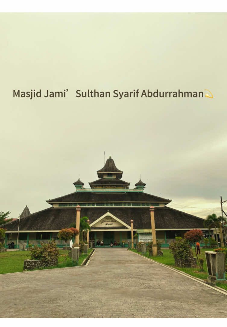 Masjid Jami’ Sultan Syarif Abdurrahman Saksi bisu berdirinya Kota Pontianak, berdiri megah di tepi Sungai Kapuas 🌊 Bukan sekadar tempat ibadah, tapi juga warisan sejarah dan budaya Melayu yang menakjubkan 💛🕌 #telajakjalan #MasjidJami #WisataReligi #SejarahPontianak #fyp 