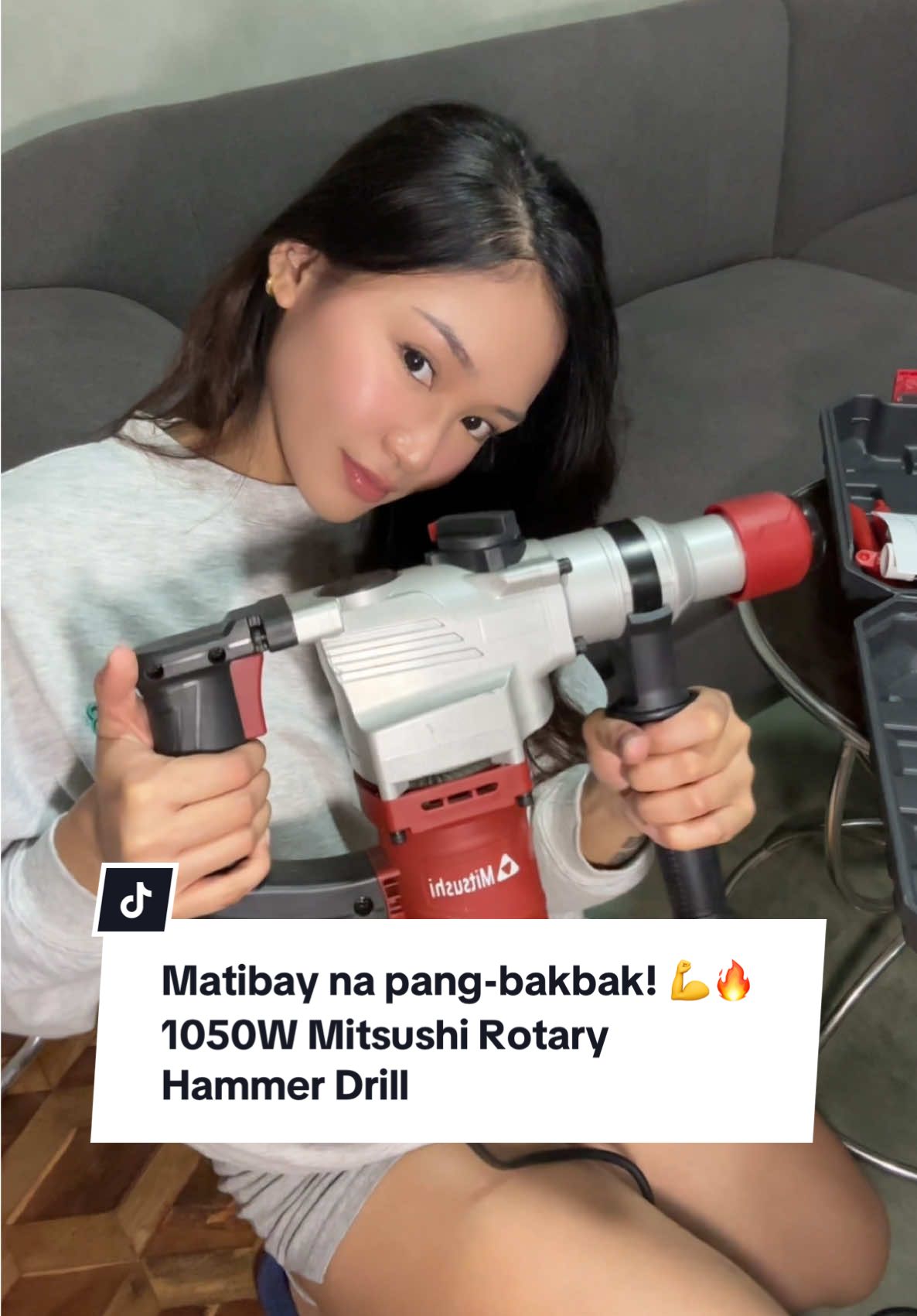 Sobrang lakas!! May 1050W power, 800r/min speed, at non-slip handle kaya perfect para sa heavy-duty drilling at chipping.  Para sa mas pinadaling home renovation ninyo guys!!! 🙌🏼💯 #mitsushi #hammerdrill #rotaryhammerdrill #homerenovation #powertools 