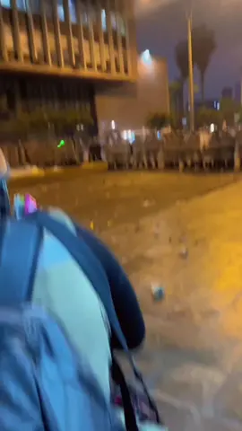 Lo que decían que iba a ser una marcha pacífica. se conviertio en un acto vandalismo #marcha #enfrentamientos #noche #viraltiktok #viral 