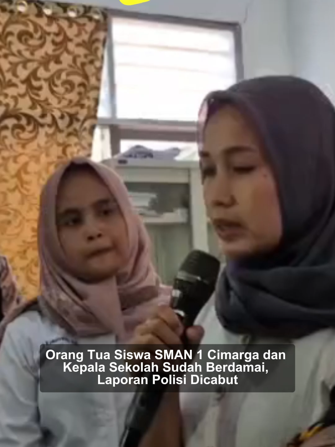 Kasus antara orang tua siswa dan pihak sekolah di SMAN 1 Cimarga, Kabupaten Lebak, akhirnya berakhir damai. Kedua belah pihak resmi melakukan islah (perdamaian) pada Kamis (16/10/2025). Proses perdamaian tersebut juga diikuti dengan pencabutan laporan polisi yang sebelumnya dilayangkan terkait perselisihan antara orang tua siswa dan kepala sekolah. “Alhamdulillah, semua sudah diselesaikan secara kekeluargaan,” ujar salah satu pihak yang terlibat dalam mediasi. Dengan berakhirnya kasus ini secara damai, suasana di lingkungan sekolah diharapkan kembali kondusif, dan proses belajar mengajar bisa berjalan seperti semula. #tiktokberita #bangsaonline #harianbangsa