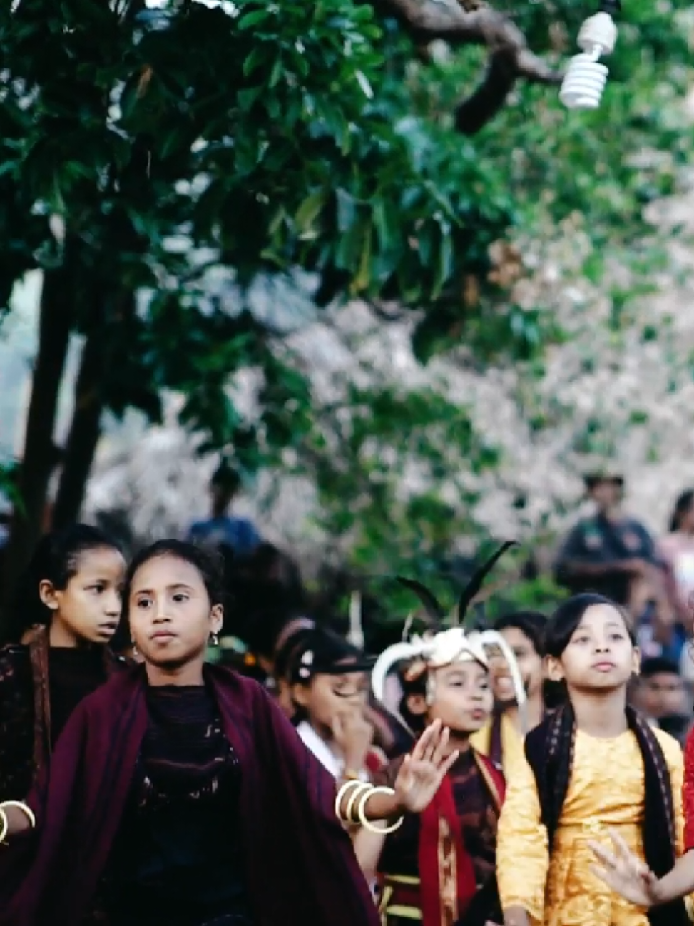 “Kebarek Lewuhala: Doa yang Menari di Bumi Leluhur” Di kepalanya tersemat kenobo Tena, penutup kepala khas Lewuhala yang dihiasi bulu ayam jantan—simbol kehormatan, keberanian, dan semangat hidup masyarakat adat. Setiap gerak tari yang ia mainkan bukan sekadar hiburan, melainkan sebuah ungkapan spiritual dan sosial yang menyatukan dirinya dengan leluhur, alam, dan komunitasnya. Saat kebarek Lewuhala menari di tengah keramaian Neba Bele, ia menjadi perwujudan nilai-nilai luhur: keteguhan perempuan adat, kesetiaan pada tanah leluhur, serta keluhuran tradisi yang terus dijaga. Warna, gerak, dan irama berpadu menjadi bahasa budaya yang hidup—mengisahkan jati diri Lewuhala sebagai komunitas yang kaya akan simbol dan makna. Tarian itu bukan hanya pertunjukan, melainkan upacara tubuh dan jiwa, di mana setiap langkahnya adalah doa, setiap kibasan selendang adalah pesan cinta untuk leluhur dan bumi Lewuhala.    #BudayaLewuhala  #TradisiAdat  #WarisanLeluhur  #PesonaBudaya  #IdentitasLokal 