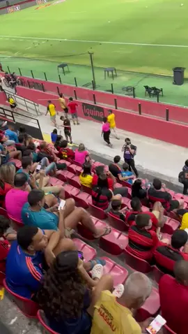 Mulher pega marido no fraga com a rapariga no jogo do Sport e Ceará