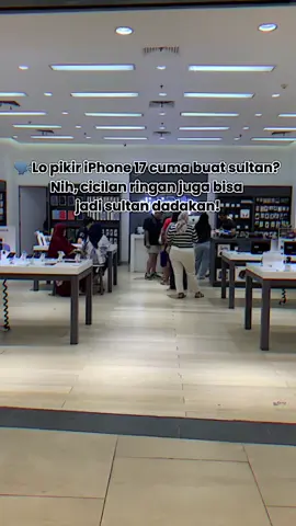 Yang bilang nggak bisa punya iPhone, belum tau bisa dicicil 😏📱 Nih iPhone 17, kameranya kayak sinetron — bening banget! Cicil santai, gaya tetap fantastis 🔥 #CicilaniPhone17 #homecreditindonesia #iPhoneGoals #iphone17 #kreditiphone 