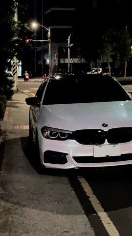 【跑少+改裝+正色=絕配，買改好的最划算】 2019年出廠，總代理 BMW G30 530i M Sport ✅〔里程：8萬 KM〕 🔹加裝升級： ▪️碳纖維外觀套件 ▪️碳纖維CS款方向盤 ▪️動態星空頂 ▪️全車氛圍燈 ▪️ALPINA 儀表 ▪️LCI 小改款尾燈 ▪️白粉貼膜 （底色黑） 🔹重點配置： ▪️M 空力套件 ▪️M 藍卡鉗 ▪️5AT 智慧跟車系統 ▪️HUD 抬頭顯示器 ▪️360度環景 ▪️H/K 環繞音響 ▪️電動天窗 ▪️電動吸門 ▪️電動尾門 ▪️Apple Carplay 交車前檢附第三方認證 Goo & 超級鑑定 合約履約保證車況，讓您買得絕對安心。 Line連結：https://line.me/ti/p/KhjFtwH29v 服務電話：0908-530-280 (黃先生) #bmw #g30 #530i #m #fyp 