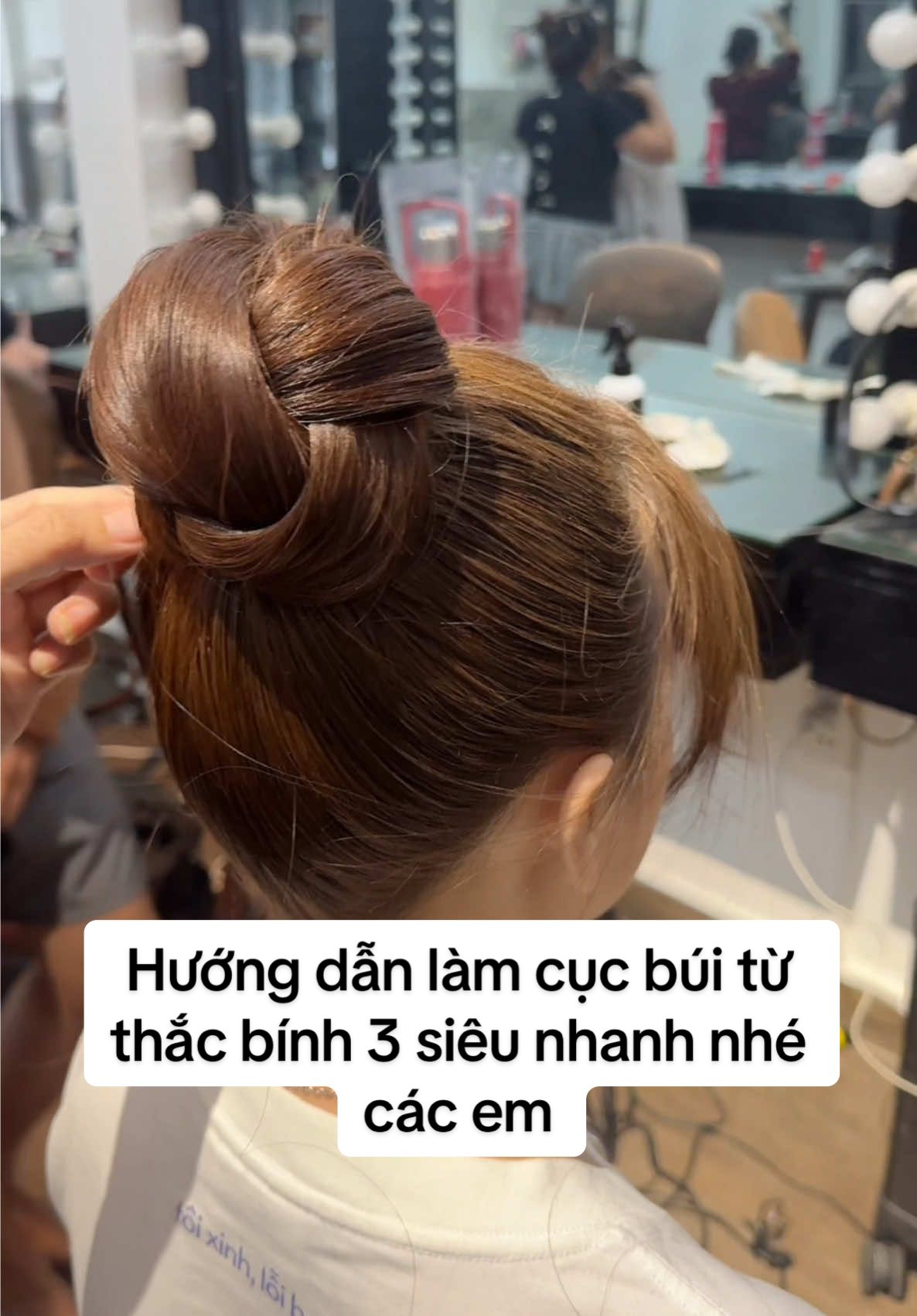 Hướng dẫn làm cục búi từ thắc bính 3 siêu nhanh nhé các em#xuhuongtiktok #dayboitocchuyennghiep #caycovangtainang2018 #makeupholien #dayboitocnangcao 