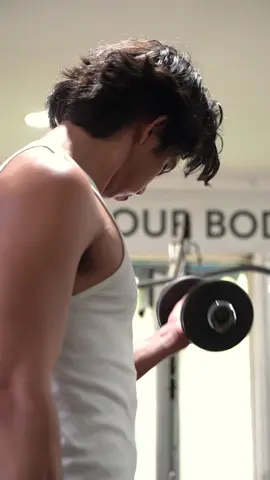 kita challenge @raisamarie dumbbell curls 2 set, bisa gak ya dia???