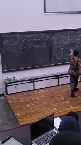 Lika-liku belajar di ITB bikin pusing 😭 mana satu papan tulis cuma buat bahas satu soal #fyp #foryoupage #kuliah #itb