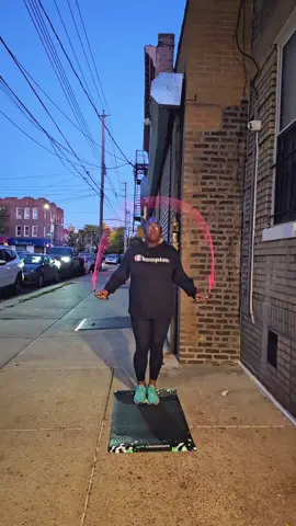 The ½ lb rope hits different 💪🏾🔥 Build strength, boost endurance, and master your rhythm — all while protecting your joints. It’s not just a workout, it’s a vibe. #crossrope #makeitfunnyc #jumpropeisdope #CrossropeAmbassador http://bit.ly/jumpropemif  @100jumpsaday #100JumpsADay