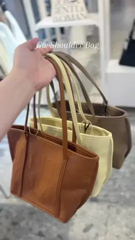 แบบหนัง สีใหม่ 🤎 #usedbykkq #รับหิ้วกระเป๋าgentlewoman #gentlewoman #gentlewomanbag #กระเป๋าผู้หญิง 