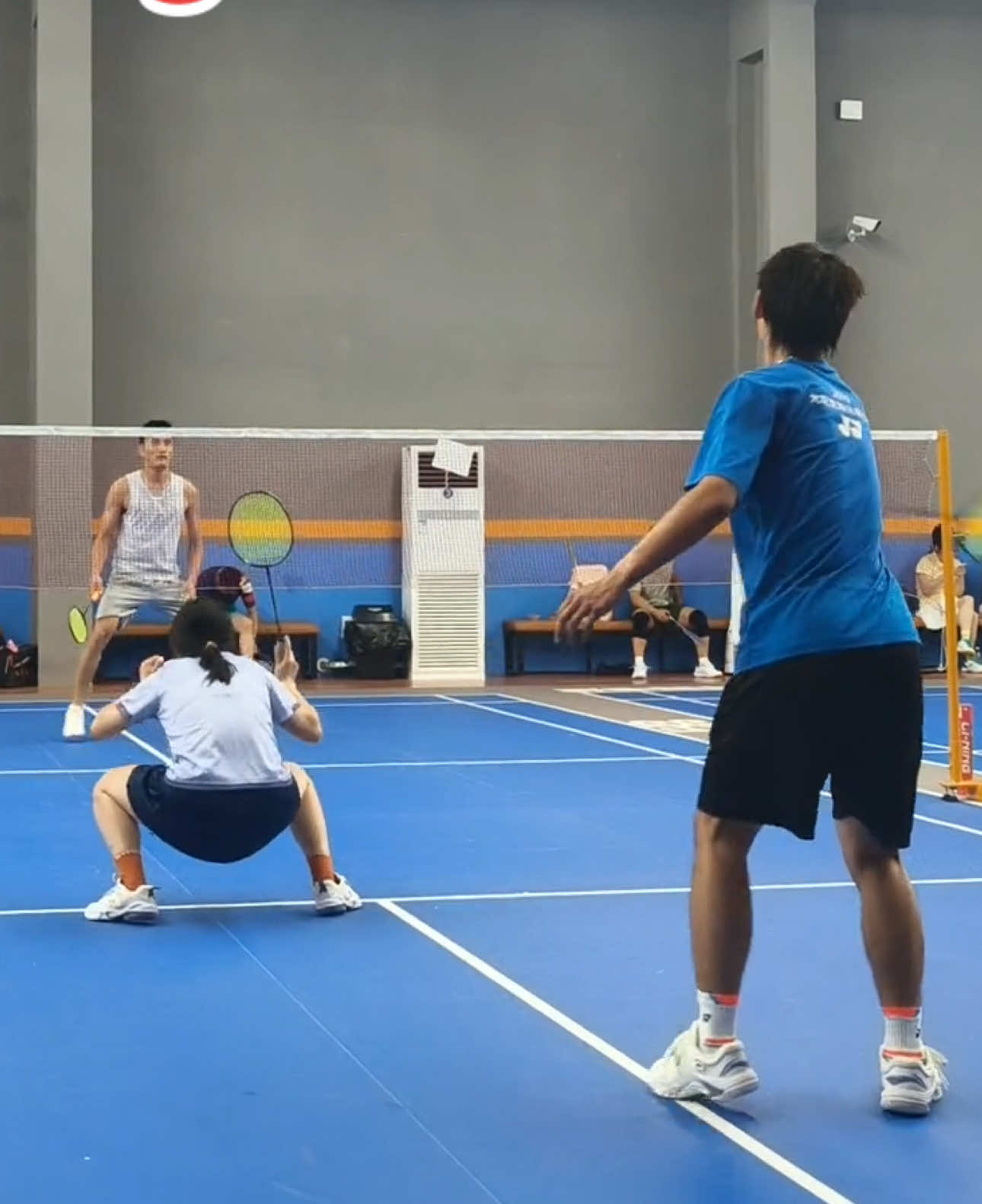 Căng quá nữ rút về, nam đánh luôn🤣🤣#caulong #badminton #mecaulong #caulongtrungquoc 