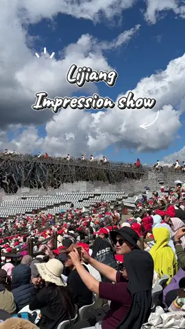 ชมโชว์บนความสูงกว่า 3,000 เมตรจากระดับน้ำทะเลจากผู้กำกีบชื่อดัง “จางอี้โหมว” อลังการงานสร้างใช้นักแสดงกว่า 1,000 ชีวิต มีฉากหลังเป็นวิวภูเขาหิมะมังกรหยก เสียดายที่เมฆบังเลยอดเห็นยอดสูงสุด #impressionlijiang #คุณป้าพาเที่ยว #lijiang #โชว์จางอี้โหมว 