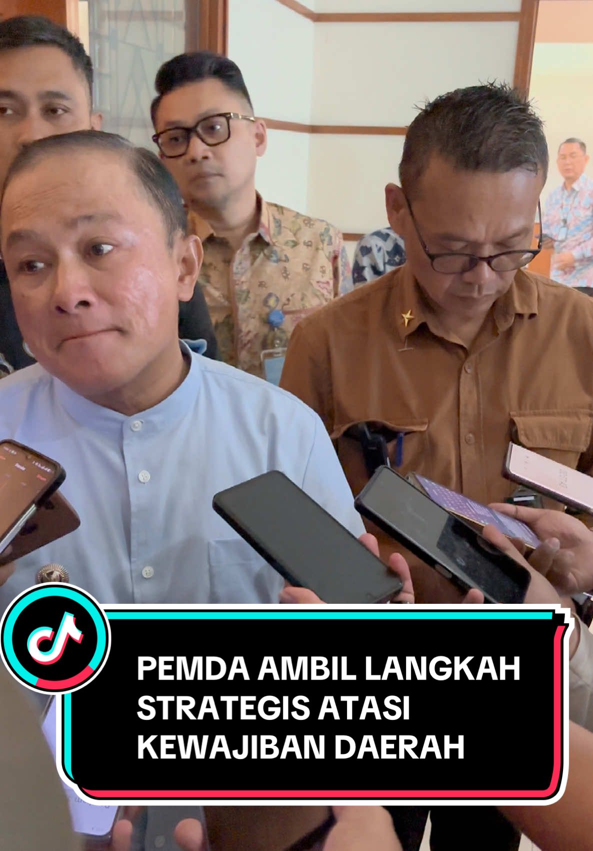 Pemerintah Daerah resmi menandatangani Perjanjian Pinjaman Daerah dengan Bank BJB hari ini — langkah nyata menjaga kesehatan fiskal daerah dan memastikan pembangunan tetap berjalan ✅ 💰 Berdasarkan laporan BPK, kewajiban jangka pendek per 31 Desember 2024 mencapai Rp268 miliar atau 9,2% dari APBD, jauh di atas rasio wajar untuk daerah dengan kapasitas fiskal sangat rendah (3,35%). Agar tidak membebani APBD, penyelesaian kewajiban ini akan dilakukan bertahap selama 3 tahun melalui dua skema utama: 1️⃣ Efisiensi anggaran 2️⃣ Relaksasi pembiayaan – termasuk pinjaman jangka menengah Dari total kewajiban tersebut, Rp74 miliar ditopang melalui pinjaman daerah, sehingga Pemda bisa menyelesaikan Rp194 miliar kewajiban di tahun 2025 💼 ⸻ 🎯 Tujuan pinjaman daerah ini: 	•	Menjaga keseimbangan fiskal, agar ada ruang APBD untuk membayar kewajiban tanpa mengganggu pembangunan. 	•	Meningkatkan belanja infrastruktur pelayanan publik, baik dari sisi kuantitas maupun kualitas. 	•	Memberikan relaksasi waktu agar penyelesaian kewajiban tidak harus selesai dalam satu tahun anggaran. ⸻ 🗣️ “Ini bentuk komitmen dan keikhlasan Pak Bupati untuk menata fiskal daerah dengan tanggung jawab. Beliau bahkan menyisihkan alokasi tahun depan demi melunasi kewajiban masa lalu,” ujar salah satu pejabat dalam acara penandatanganan. Dengan langkah strategis ini, Pemda menunjukkan komitmen kuat: ✨ Menjaga keseimbangan fiskal ✨ Melanjutkan pembangunan infrastruktur publik ✨ Menyelesaikan kewajiban secara bertahap dan berintegritas #PemdaBerbenah #FiskalSehat #TransparansiKeuangan #BersamaBJB #PembangunanBerkelanjutan #InfrastrukturUntukRakyat