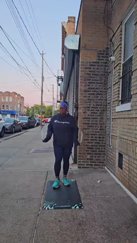 LOW IMPACT, JOINT FRIENDLY, FULL-BODY 🔥 1/2 lb cordless rope keeps you moving with power and grace—no excuses, just progress. It’s about form, intention, and showing up for yourself every jump. #crossrope #makeitfunnyc #jumpropeisdope #CrossropeAmbassador @100jumpsaday #100JumpsADay http://bit.ly/jumpropemif