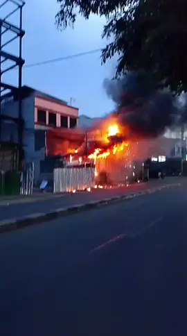 Informasi J65. Objek: bengkel Situasi: Merah (Proses pemadaman). Alamat: Jl. Ciledug Raya No.73a, RT.1/RW.1, Petukangan Utara, Kec. Pesanggrahan, Kota Jakarta Selatan.(16/10/2025) #fyp #foryou #kebakaran #jaksel