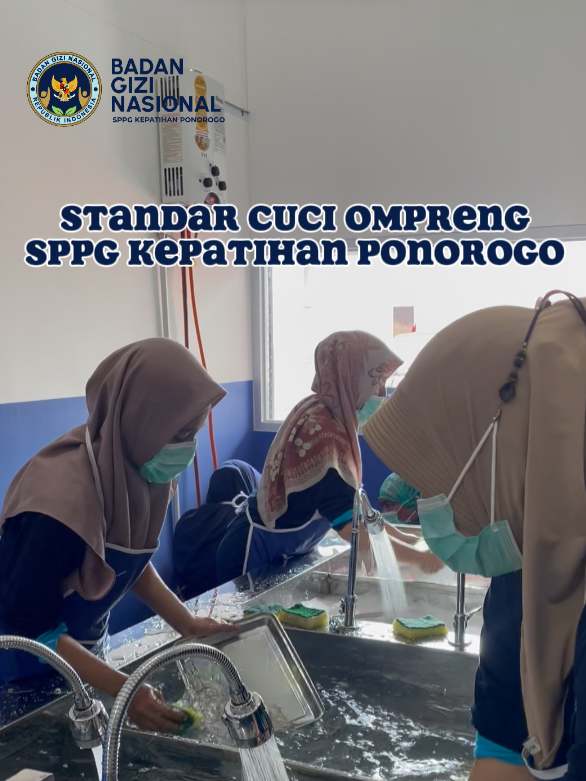 Pencucian ompreng di dapur MBG mengikuti standar kebersihan pangan (HACCP) untuk memastikan alat makan bebas kuman dan aman digunakan kembali. Ompreng yang bersih mencegah kontaminasi silang, menjaga kualitas makanan, dan melindungi kesehatan penerima manfaat. #MBGPonorogo #SPPGPonorogo #SPPGKepatihan #MakanBergiziGratis #MBG
