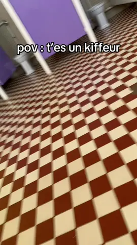 Ça va pas #toilette #voyeur #williamdafoe #panique 