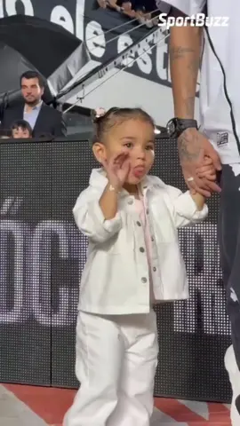 ELA É O MOMENTO! ✋🏼😝🤚🏼 A Mavie imitando a comemoração do papai Neymar é uma das coisas mais fofas do ano. 📽 Reprodução/@santosfc #mavie #neymar #brunabiancardi #futebol 