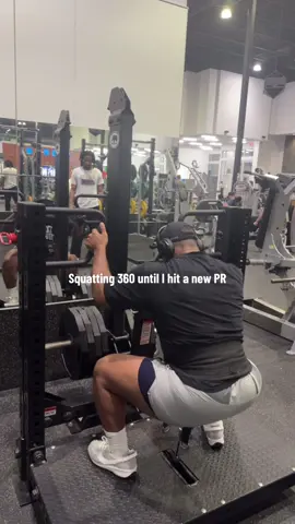 360 is my new light weight! I’ll try progressive overloading next week 💯 • • #evogennutrition #FitTok #GymTok #barbellsquats #rdl 