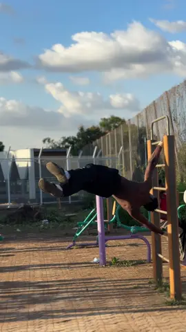 Walk as if there is 0 gravity #StreetWorkout #pourtoi #viral 